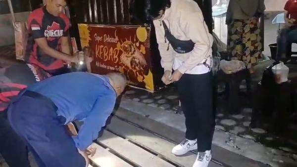 Damkar Evakuasi Kunci Motor yang Jatuh ke Dalam Drainase di Palangkaraya