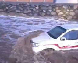 Banjir Besar Landa Makkah, Mobil Terjebak dan Jalanan Berubah Jadi Sungai