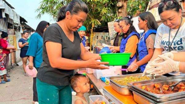 Warga Duri Kepa Antusias Terima Bantuan Makanan Bergizi dari MNC Peduli dan Park Hyatt Jakarta Warga Duri Kepa Antusias Terima Bantuan Makanan Bergizi dari MNC Peduli dan Park Hyatt Jakarta