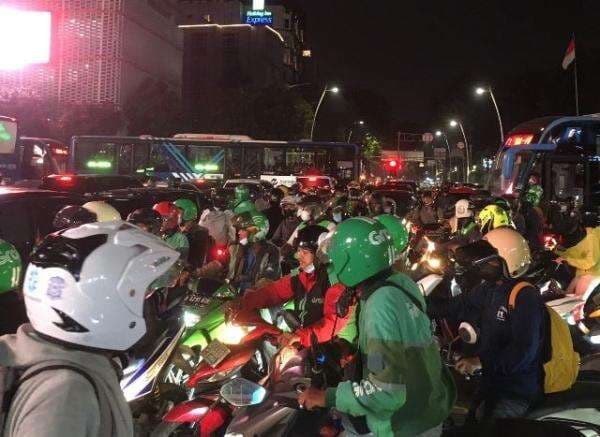 Hujan Guyur Jakarta di Jam Pulang Kerja, Lalu Lintas Jalan Rasuna Said Macet