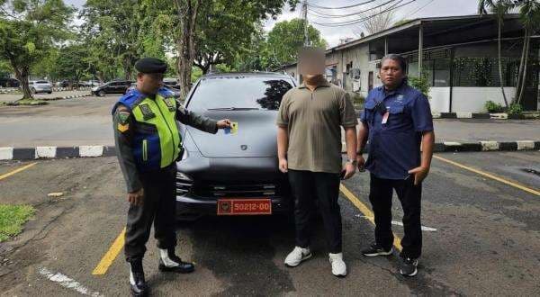 Viral Porsche Cayenne Pakai Pelat Kemhan Melintas di Lanud Halim, Pengemudinya Ditangkap!