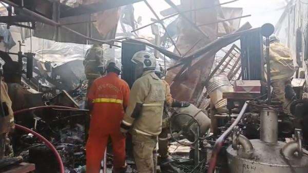 Kebakaran Hebat Pabrik Ban di Semarang, 1 Orang Luka Bakar