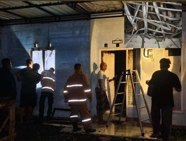 Diduga Dibakar Suami, Dapur dan Atap Rumah Staf TU Salah Satu SMA di Probolinggo Rusak Parah Diduga Dibakar Suami, Dapur dan Atap Rumah Staf TU Salah Satu SMA di Probolinggo Rusak Parah
