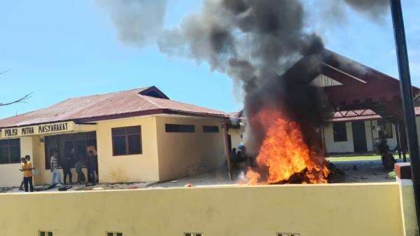 Polsek MBG Sumut Dibakar Massa Diduga Akibat Lepaskan Pengedar Narkoba