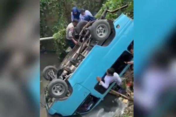 Kronologi Minibus Angkut Anak Sekolah Terjun ke Parit, Sopir Hindari Lubang Jalan