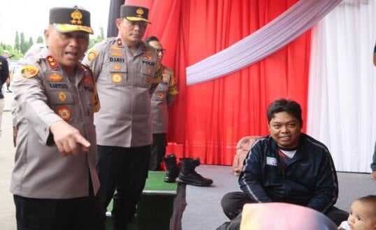 Cek Pospam Lebaran, Kapolda Metro Jaya Trenyuh Lihat 2 Balita Diajak Mudik ke Pemalang dengan Motor