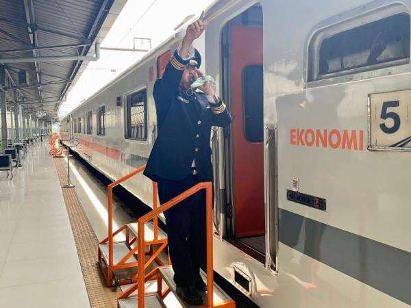 Gaji Masinis dan Kondektur Kereta Api Gaji Masinis dan Kondektur Kereta Api