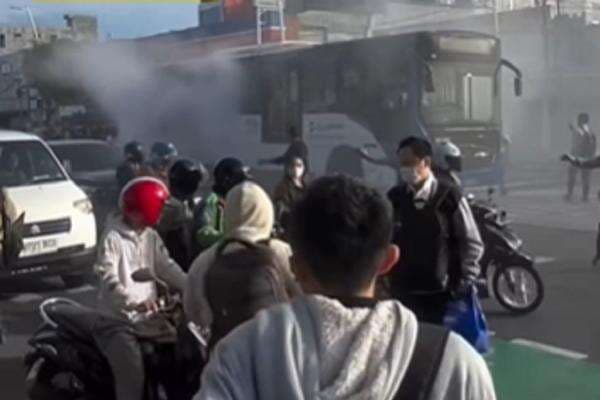 Bus Transjakarta Keluar Asap di Jatinegara, Penumpang Panik hingga Pecahkan Kaca