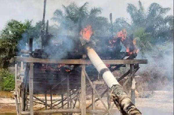 Razia Penambangan Emas Ilegal di Area Pacu Jalur Kuansing, 55 Rakit PETI Dibakar