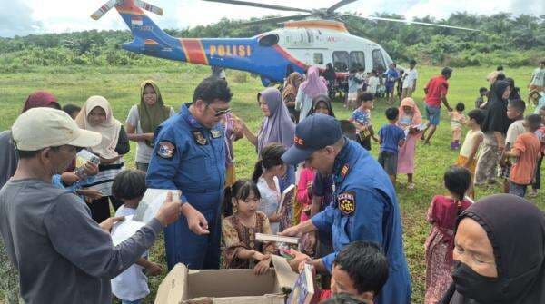 Momen Pilot dan Kru Helikopter Polri Salurkan Amanah Alquran untuk Korban Banjir Aceh Tamiang