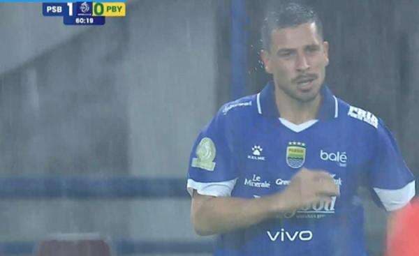 Pertama Kali dalam Sejarah, Aksi Thom Haye Tertunda karena Lapangan Tergenang Air: Persib Bandung vs Persebaya Surabaya Sempat Ditunda