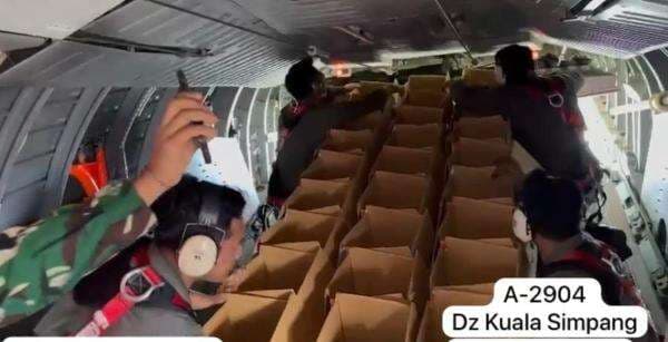 TNI AU Terjunkan 90 Helibox Bantuan ke Korban Bencana Aceh Tamiang