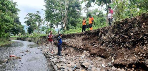 Debit Air Tinggi, Tembok Penahan Tanah Pinggiran Sungai Longsor