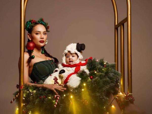 Gemas! Erika Carlina Cosplay Jadi Pohon Natal dan Baby Andrew Si Domba Kecil