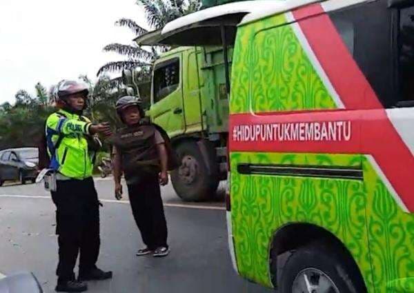Kecelakaan Maut Truk Boks Tabrak Yamaha Nmax di Pelalawan, Suami Istri Tewas