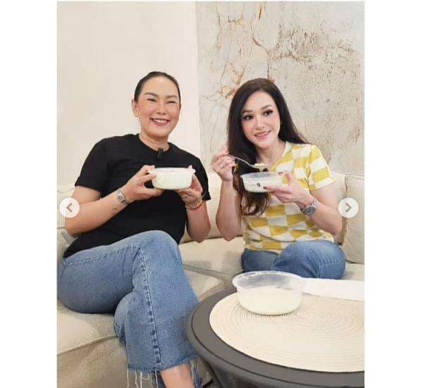 Ternyata Ini Alasan Kalina Oktarani Jualan Es Teler di Pinggir Jalan