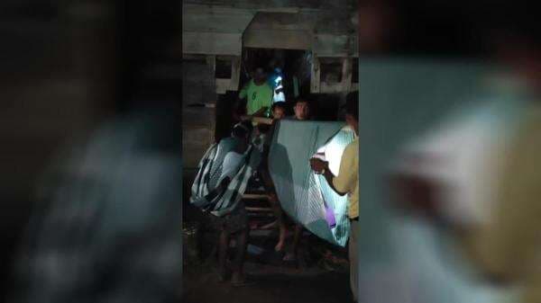 Ibu Hamil di Maros Melahirkan di Tengah Perjalanan, Dievakuasi Pakai Sarung Akibat Jalan Rusak