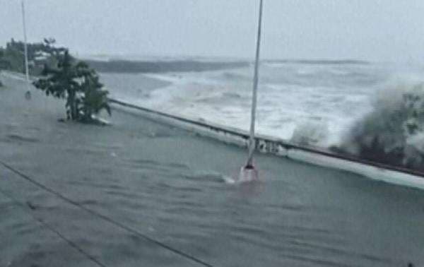 Diamuk Topan Fungwong, Filipina Lumpuh