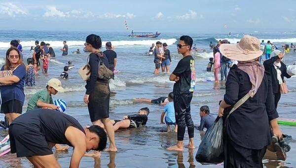 Waisak Ceria di Pangandaran, Pantai Penuh Tawa, Ombak Penuh Cerita
