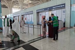 393 Calon Jemaah Haji Kloter JKG-01 Keluar dari Gate Fast Track di Bandara AMAA Madinah