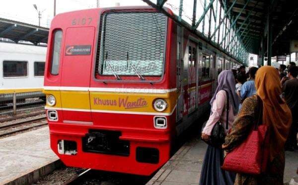 Perjalanan KRL Cikarang Alami Keterlambatan, Ini Penyebabnya!