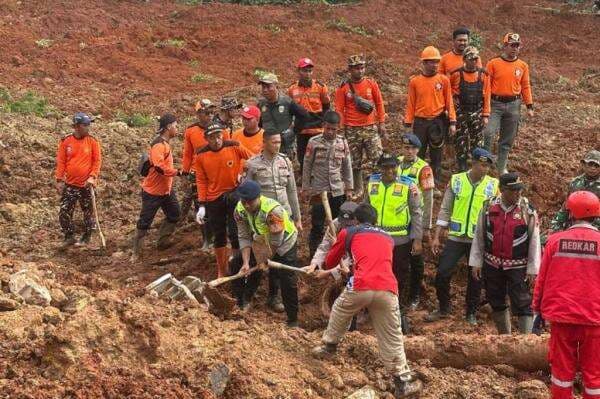 Jasad Ibu dan Anak Korban Longsor Cilacap Ditemukan Berdekatan Jasad Ibu dan Anak Korban Longsor Cilacap Ditemukan Berdekatan