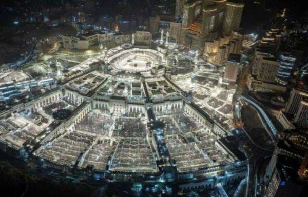 Diguyur Hujan, Jutaan Muslim Tetap Khusyuk Salat Tarawih Malam ke-27 Ramadhan di Masjidil Haram