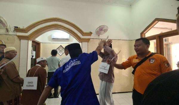 Polres Bojonegoro Rekonstruksi Kasus Pembunuhan di Musala Kedungadem, Tersangka Peragakan 25 Adegan