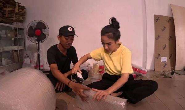 Pertama Kali Ngerjain Puzzle Akrilik, Azia Takjub Nggak Berhenti!