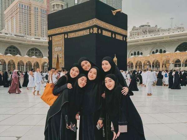 Persahabatan Lula Lahfah, Awkarin Unggah Foto Umrah: Til Jannah, Al-Fatihah