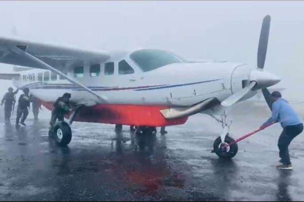 Satgas Korpasgat Bantu Pesawat Grand Caravan RON di Bandara Tigiles Sinak
