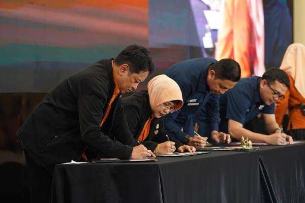 Ukir Sejarah, BPS-PT Pos Indonesia Luncurkan Sampul Peringatan Edisi Khusus Sensus Ekonomi 2026