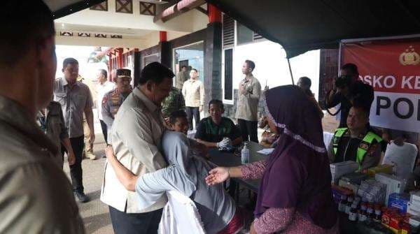 Momen Prabowo Disambut Peluk Haru saat Tinjau Korban Banjir Sumut