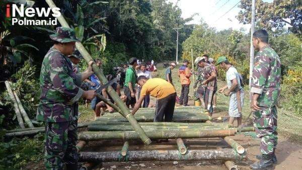 TNI Bangun Rakit Penyeberangan Usai Jembatan Dihantam Banjir di Polman
