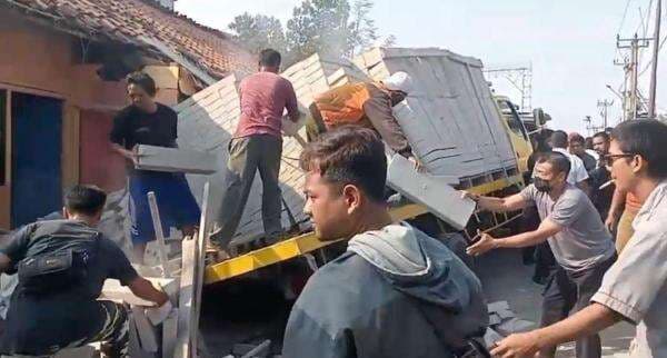 Kecelakaan Maut di Perlintasan Kereta Api Purwasari, Pasutri Jadi Korban, Istri Tewas