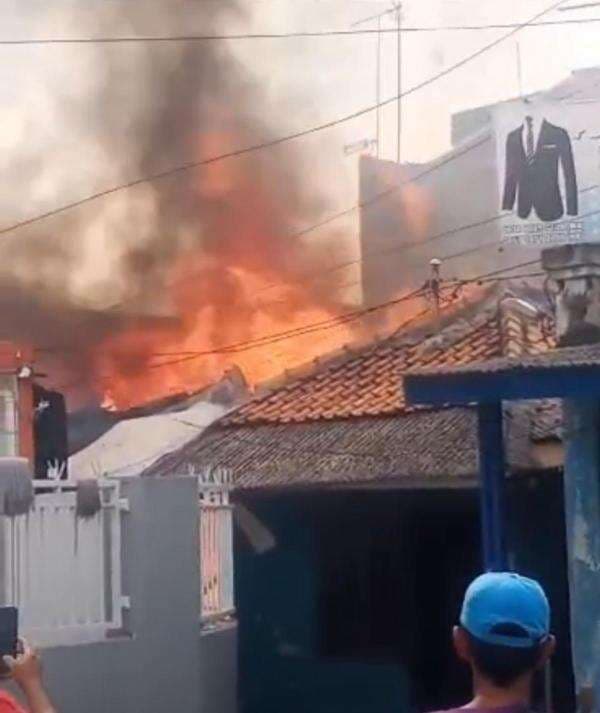 Kebakaran Hebat Terjadi di Pemukiman Padat Karawang, Sedikitnya 4 Rumah Terbakar