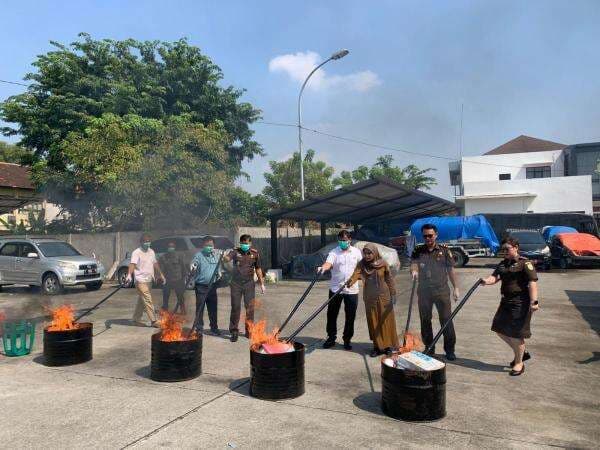 Kejari Karawang Musnahkan Barang Bukti 86 Perkara Penyalahgunaan Narkotika