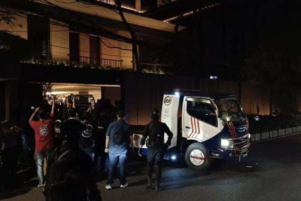 Dua Truk Towing Masuk Rumah Silmy Karim saat KPK Lakukan Penggeledahan