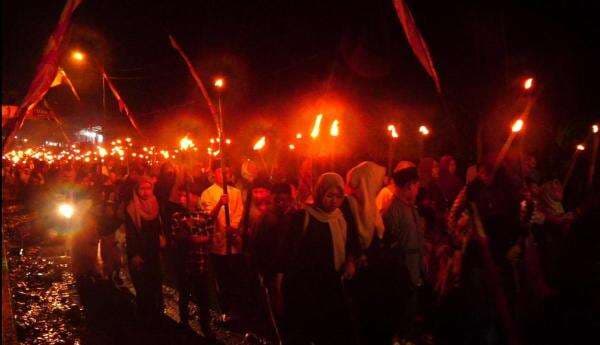 Seribu Obor Terangi Penanggal, Warga Semarakkan Tahun Baru Islam di Kaki Semeru