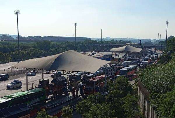 GT Cikampek Utama Mengular, Antrean Arus Balik Capai 1 Kilometer