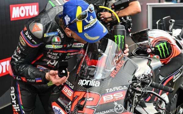 Selebrasi Unik Marco Bezzecchi Kasih Cincin Lamar Motor Aprilia Usai Menang MotoGP Valencia 2025