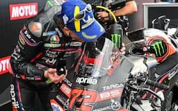 Selebrasi Unik Marco Bezzecchi Kasih Cincin Lamar Motor Aprilia Usai Menang MotoGP Valencia 2025