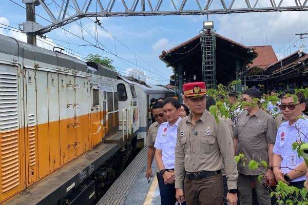 AHY Tinjau Langsung Kesiapan Layanan Kereta Api Nataru di Stasiun Gambir