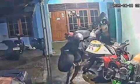 Pencurian Ban dan Velg Mobil di Palangka Raya Terekam CCTV dan Viral di Medsos Pencurian Ban dan Velg Mobil di Palangka Raya Terekam CCTV dan Viral di Medsos