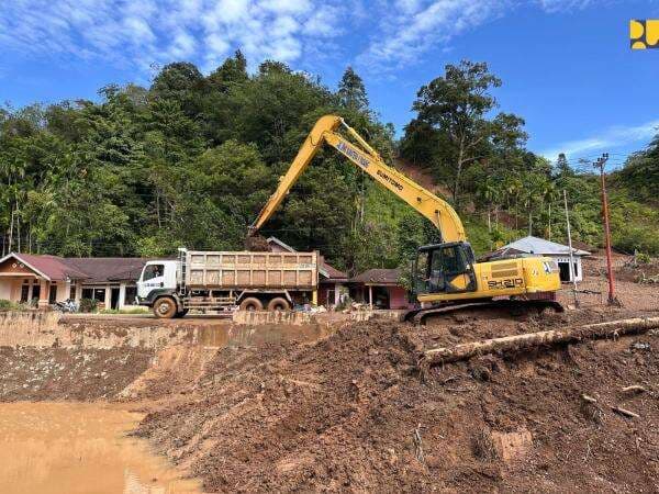 PU Pakai 872 Alat Berat Kebut Pemulihan Infrastruktur dan Air Bersih di Sumatera Barat