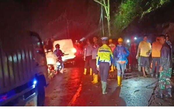Tebing 25 Meter Longsor di Cadas Pangeran, Jalur Bandung-Cirebon Lumpuh