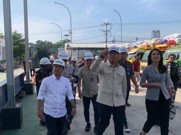 Wamen Pertanian Kunjungi Sentra Penggilingan Padi dan Gudang Bulog Karawang