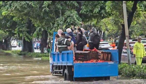 Truk Satpol PP Jadi Angkutan Warga Dadakan imbas Banjir di Jalan Letjen Suprapto