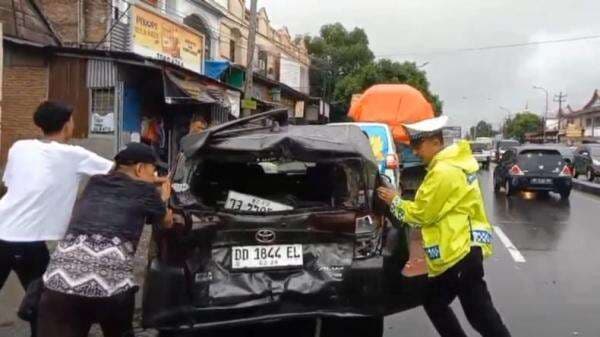 Kecelakaan Beruntun akibat Rem Blong, Truk Tabrak 3 Kendaraan di Maros 