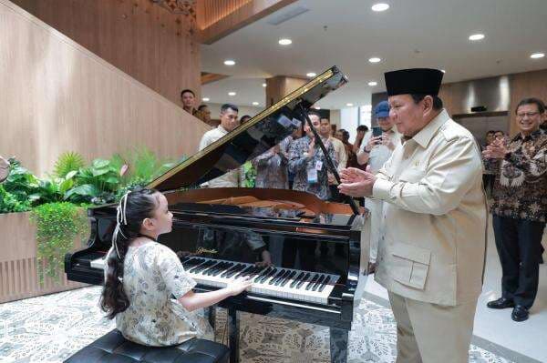 Momen Pianis Cilik Curi Perhatian Prabowo saat Peresmian RS di Solo
